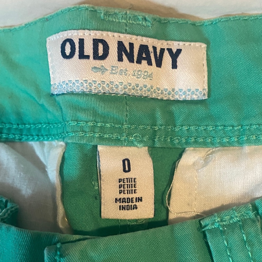 Old Navy roll up Bermuda shorts in walk the line green size 0 petite - Picture 2 of 4